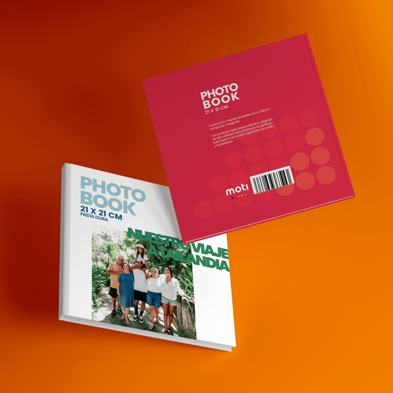 Photobook cuadrado de 21x21 cm con portada dura, impresión a color y 36 páginas en papel couché de alta calidad