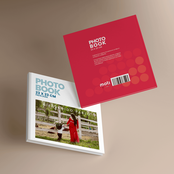 Photobook cuadrado de 23x23 cm con portada dura, impresión a color y 36 páginas en papel couché de alta calidad