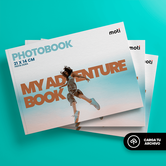 Photobook horizontal de 21x14 cm con portada dura, 36 páginas en papel couché y opción de cargar archivo personalizado