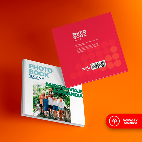 Photobook cuadrado de 21x21 cm con portada dura, 36 páginas en papel couché y opción de cargar archivo personalizado