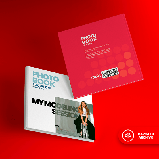 Photobook cuadrado de 30x30 cm con portada dura, 36 páginas en papel couché y opción de cargar archivo personalizado