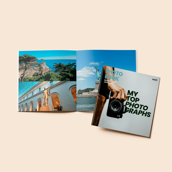 Photobook cuadrado de 15.5x15.5 cm con portada blanda, impresión a color y 48 páginas en papel couché