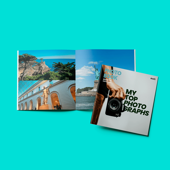 Photobook cuadrado de 23x23 cm con portada blanda, impresión a color y 48 páginas en papel couché de alta calidad